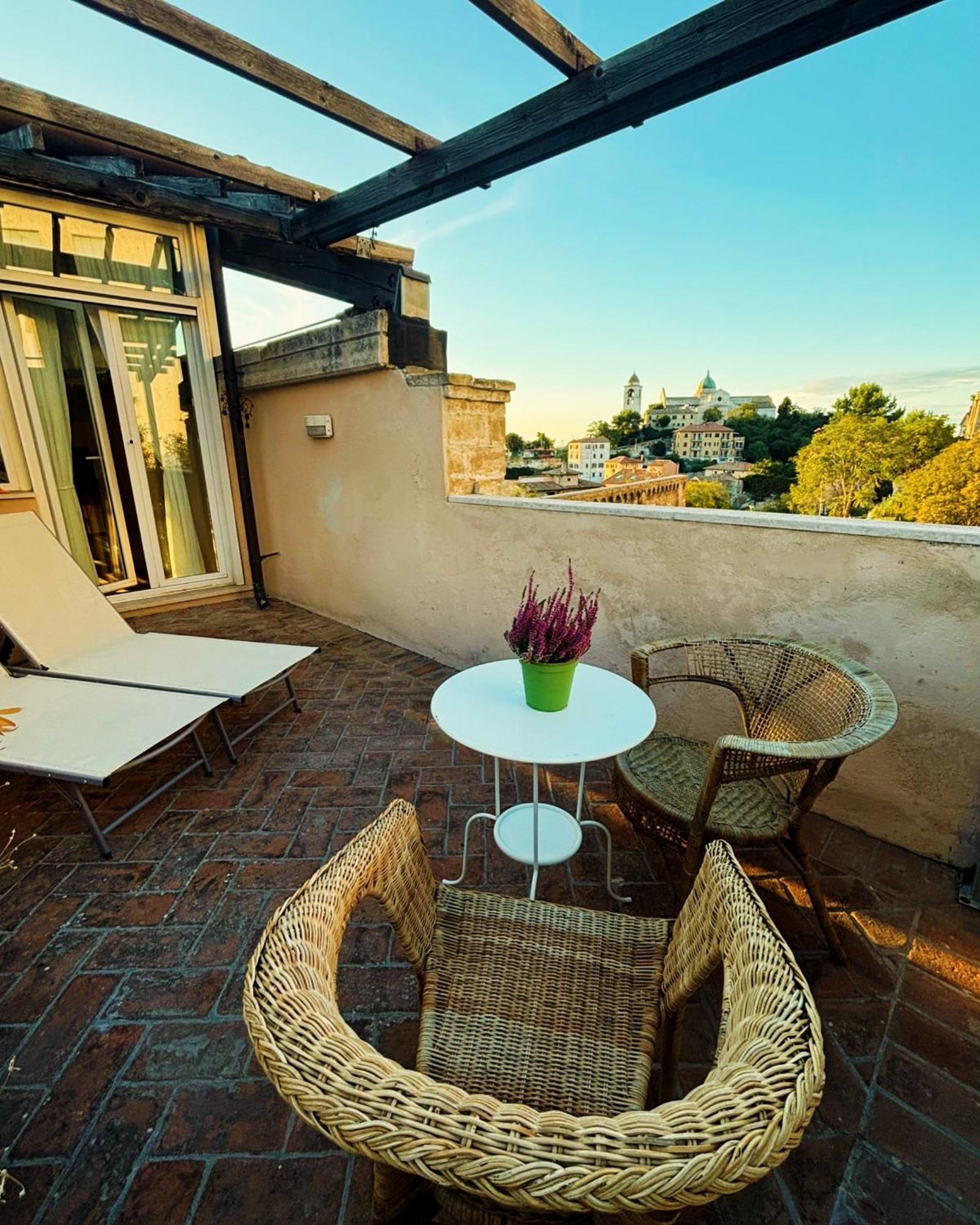 Domus Mirabilis Homestay Ancona Exteriör bild