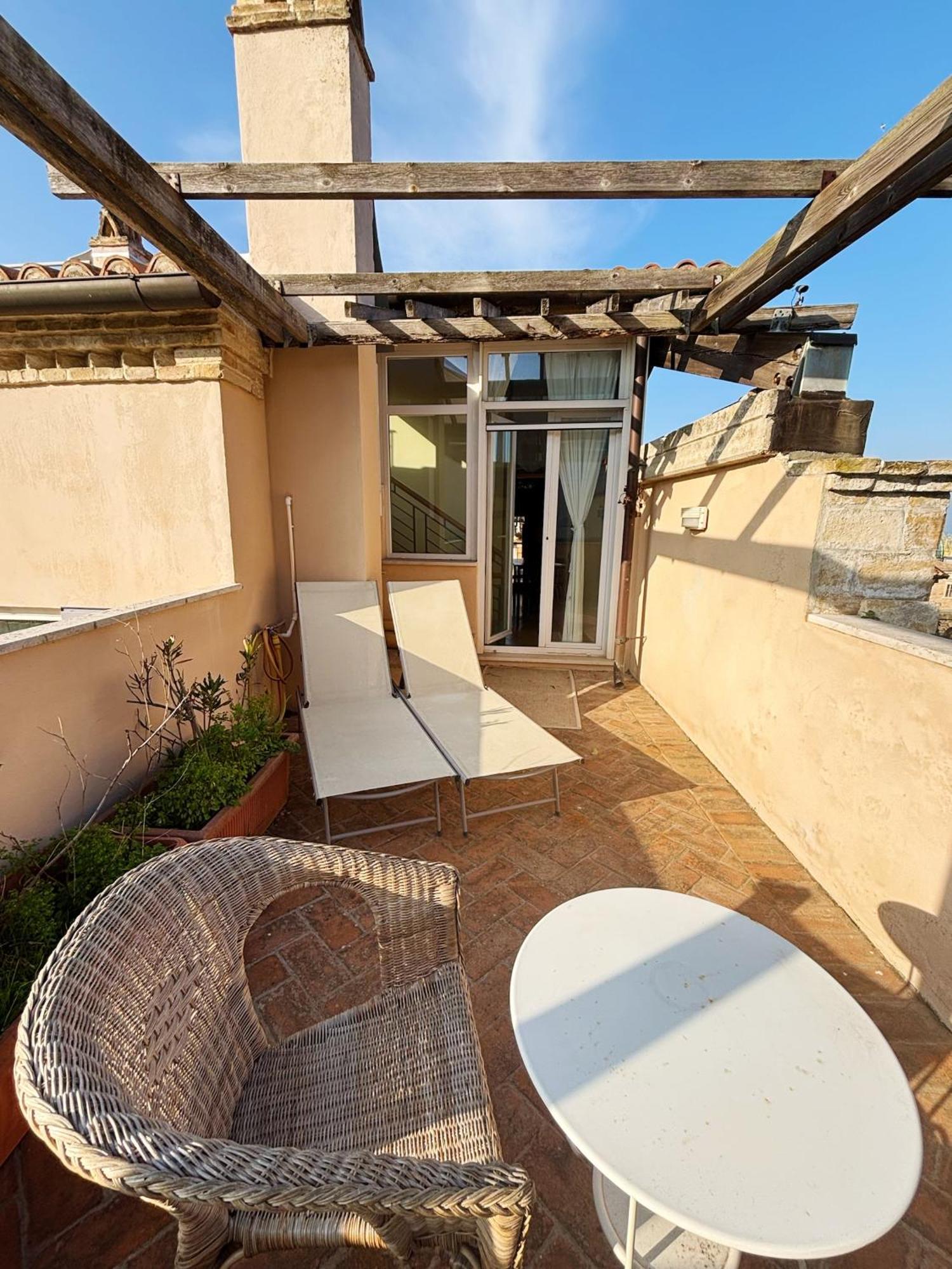 Domus Mirabilis Homestay Ancona Exteriör bild